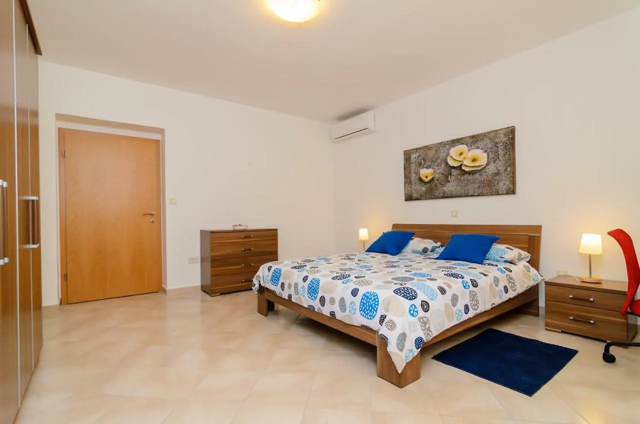 Ornella Apartment Zadar 0*,